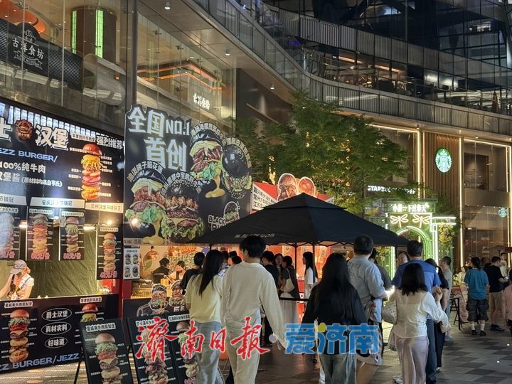 碳水狂欢点燃泉城消费热潮 济南恒隆广场汉堡节人潮涌动