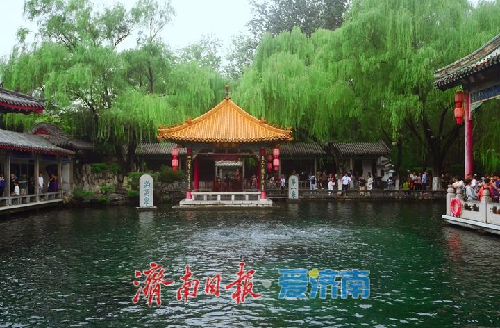 直逼29米！趵突泉持续喷涌22年，泉畔游人如织共赏胜景