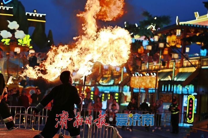 火舞耀夜空 沉浸式非遗喷火震撼上演