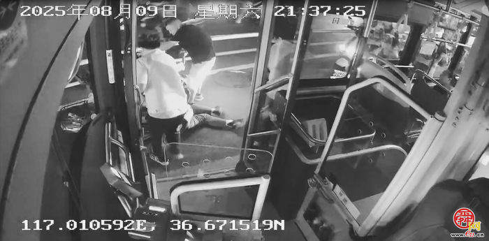 两电动车主相碰摔倒在地 公交驾驶员紧急下车救助