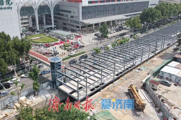 项目强省会｜跨文化西路过街天桥主体建设基本完工 附近建立体停车场满足停车需求