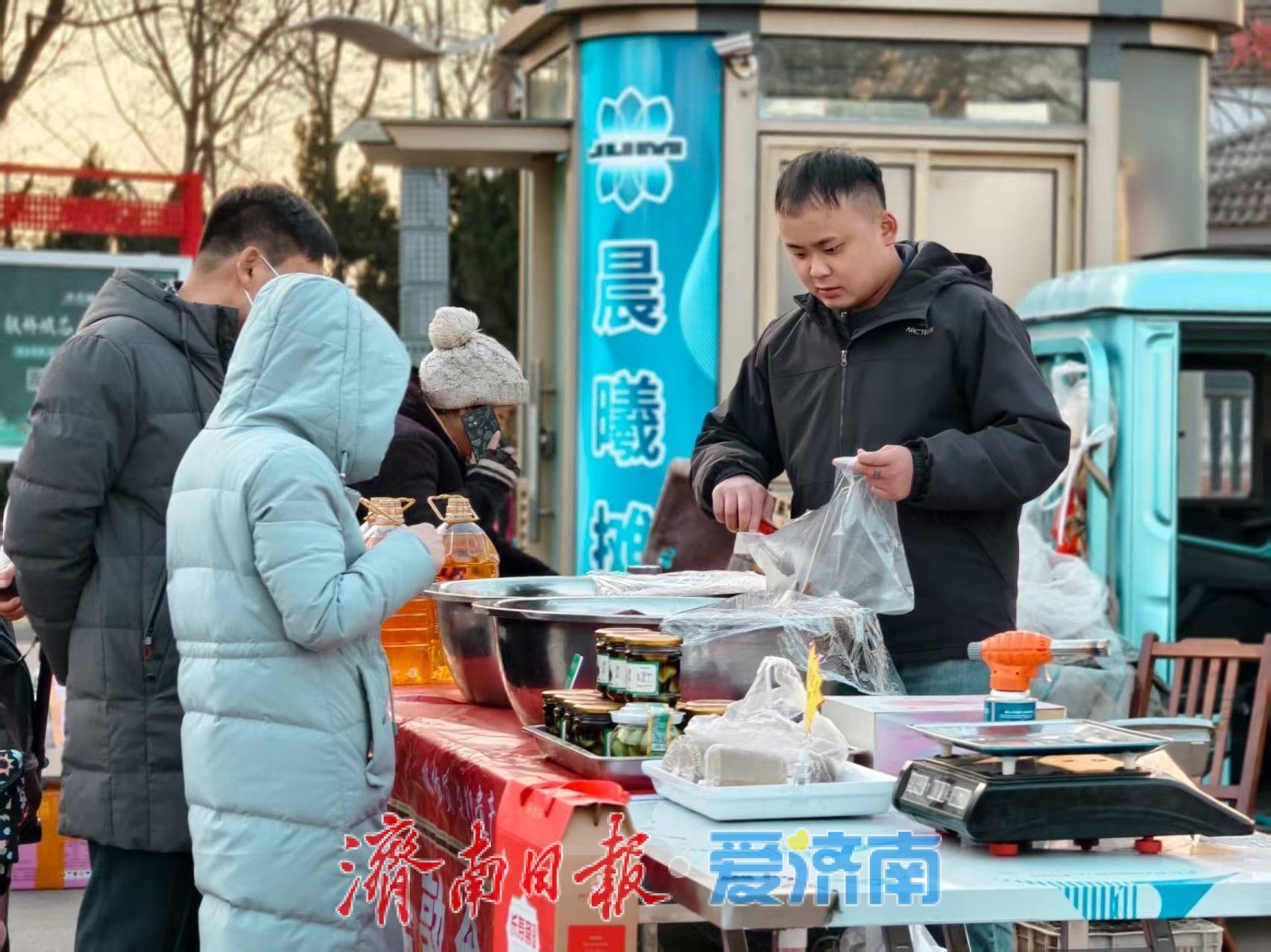 烟火焕新 年味归心——晨曦摊区年货大集暖启新春