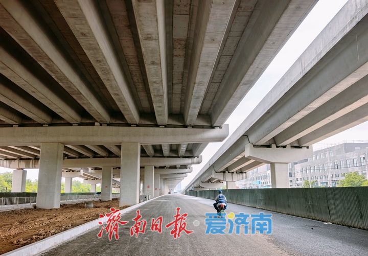 项目强省会｜济南工业北路快速路东延下穿铁路线钢箱梁合龙