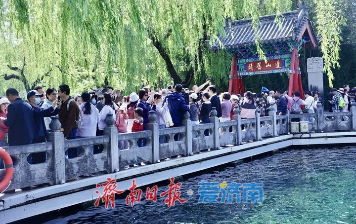 一年四季 泉在济南丨谷雨时节春将尽 趵突泉畔客流涌