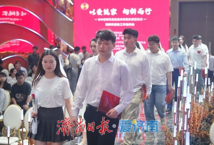 以爱筑家向新而行，集体颁证仪式为“520”增添别样浪漫