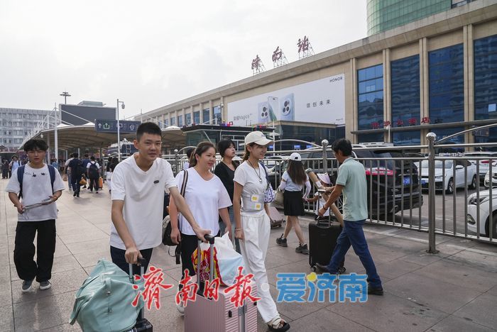 开学季撞上返程潮，济南火车站成“学生主场”