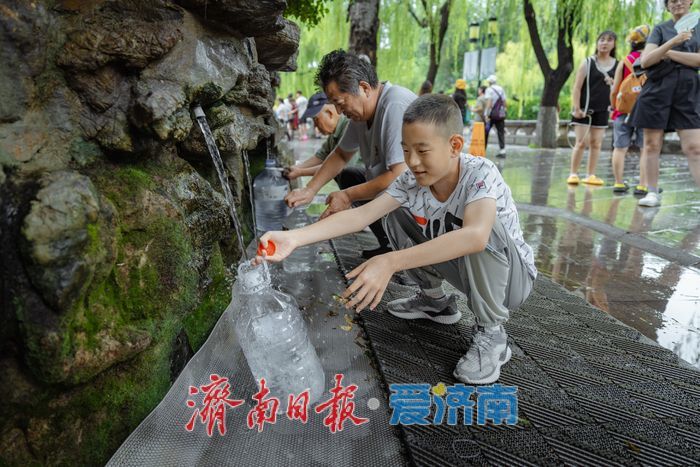 一年四季 泉在济南｜雨后黑虎泉畔，市民取水赏景尽享清凉