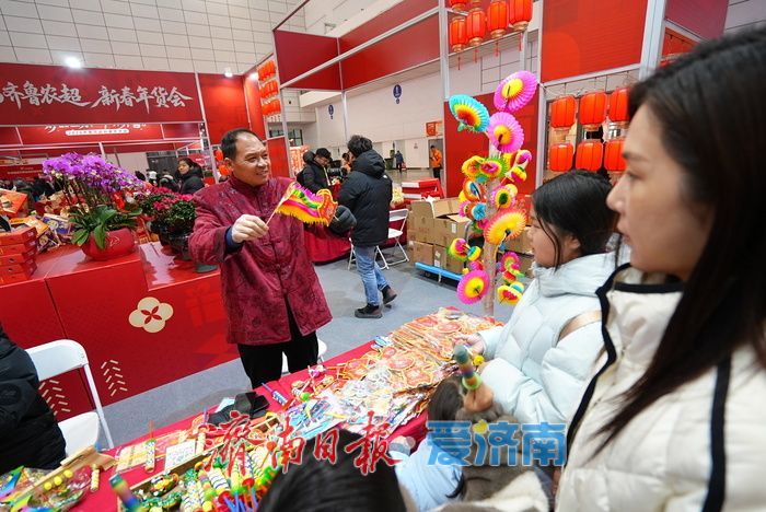 新春走基层丨非遗文创走俏年货会