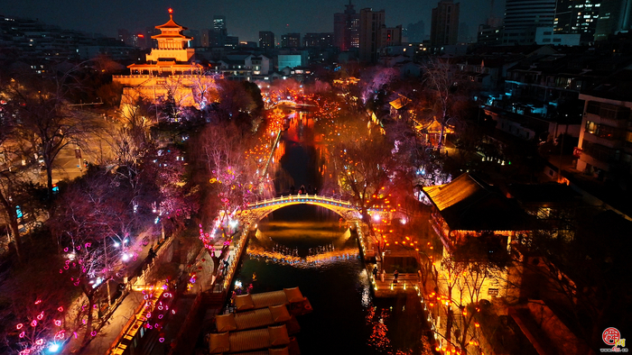 花灯映碧波 泉城年味浓