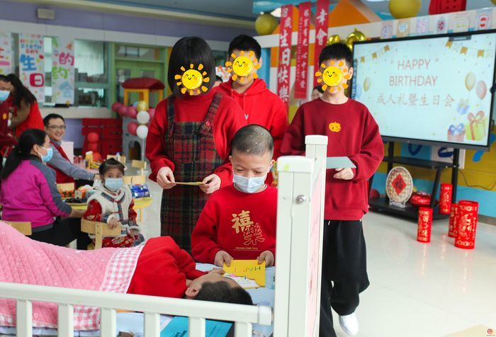 鸣鸣加油！济南市儿童福利院为“福娃”举办18岁成人礼暨生日会
