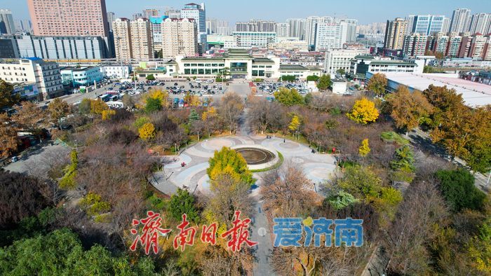 济南滨湖广场层林尽染披盛装