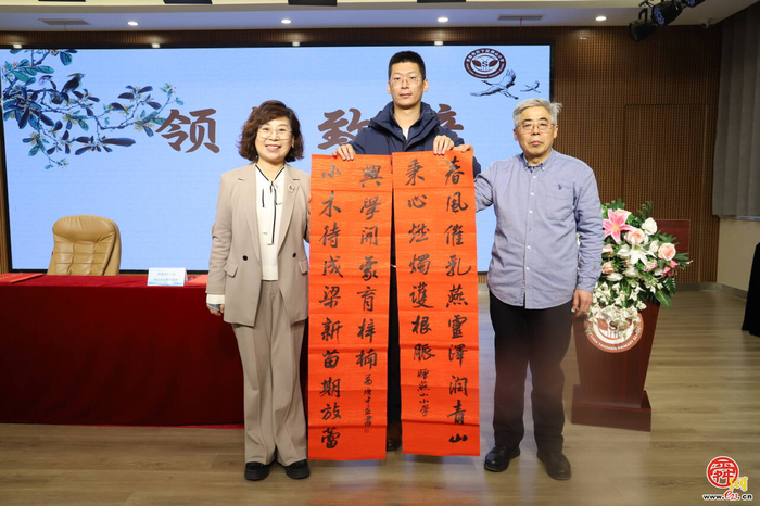 联书合璧启智苑 雅韵丹青润燕园——山东省楹联艺术家协会走进燕山小学