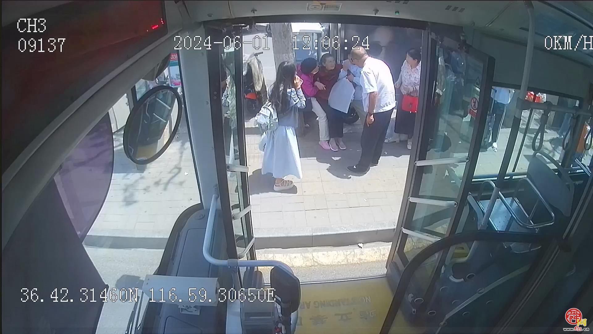 为ta点赞｜路遇老人站台晕倒 济南公交驾驶员紧急送医