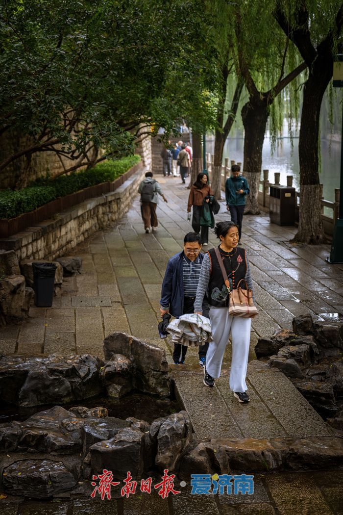 济南黑虎泉：雨中泉韵悠长，水位攀升至29.95米