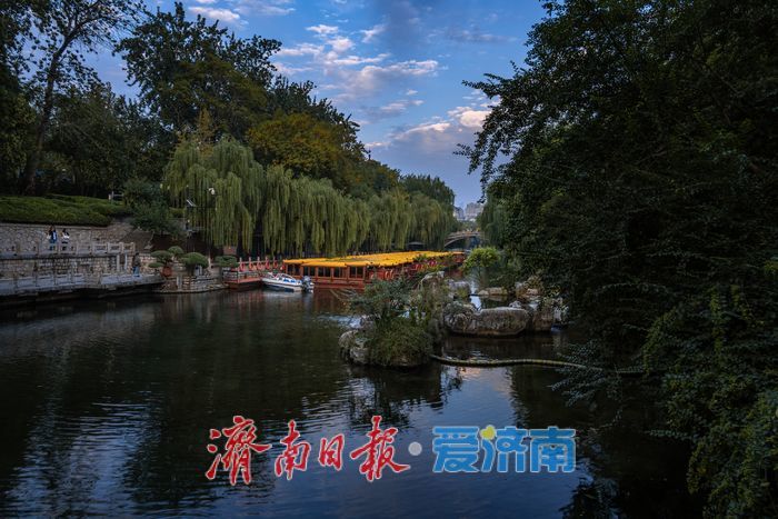 一年四季 泉在济南丨济南黑虎泉水位上涨，傍晚尽显幽静典雅美