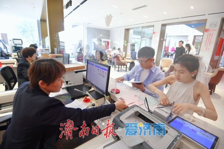 “五一”假期首日，婚姻登记为“爱”加班