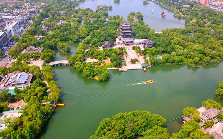 雨后初霁，泉城天蓝水碧景色宜人