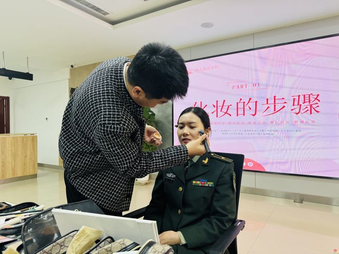 学化妆、赏书法……天桥区退役军人事务局开展“三八”国际劳动妇女节庆祝活动