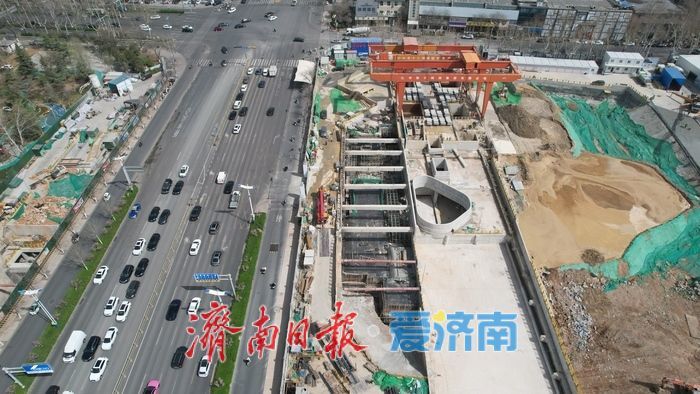 济南轨交4号线千佛山站后期装修、机电安装、铺轨进行中