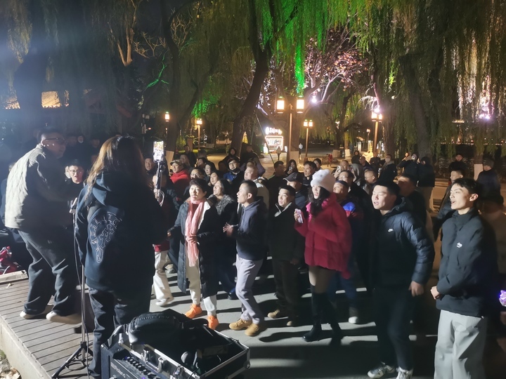 大明湖畔的“野生KTV”走红 总有一首歌能触动心灵深处