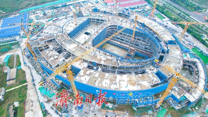黄河体育中心游泳馆主体封顶 黄河畔体育新地标加速成型