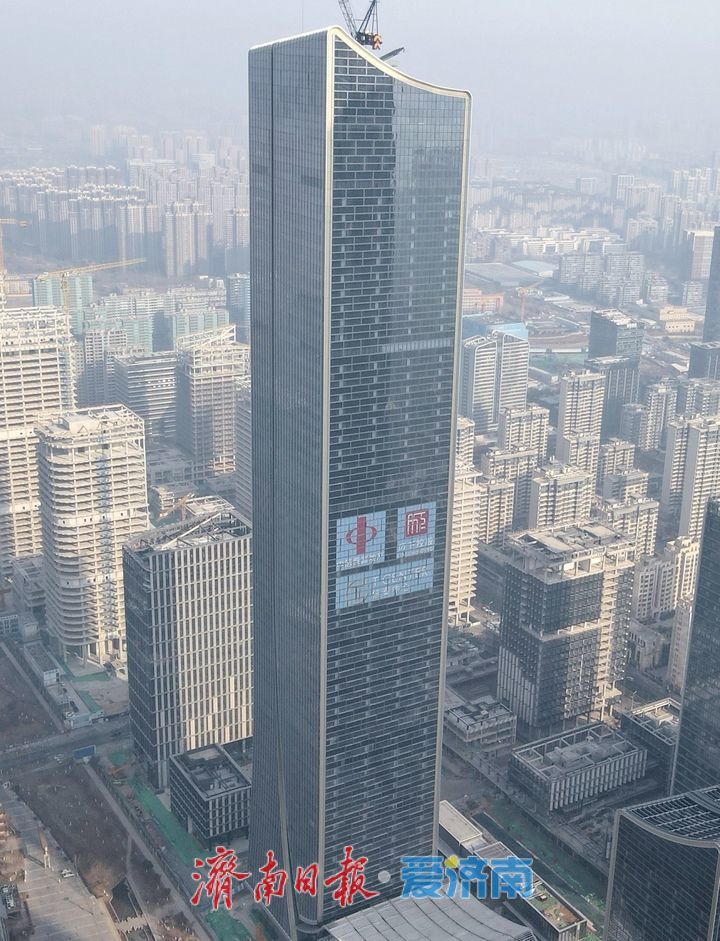 济南信泰中心T1塔楼幕墙工程封顶