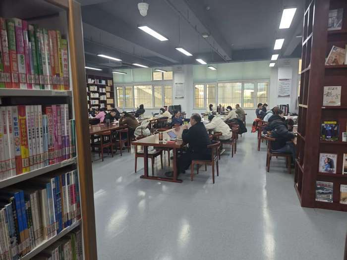 各大考试临近，图书馆“座无虚席”，付费自习室成热门选项，考生直言“花钱买效率”