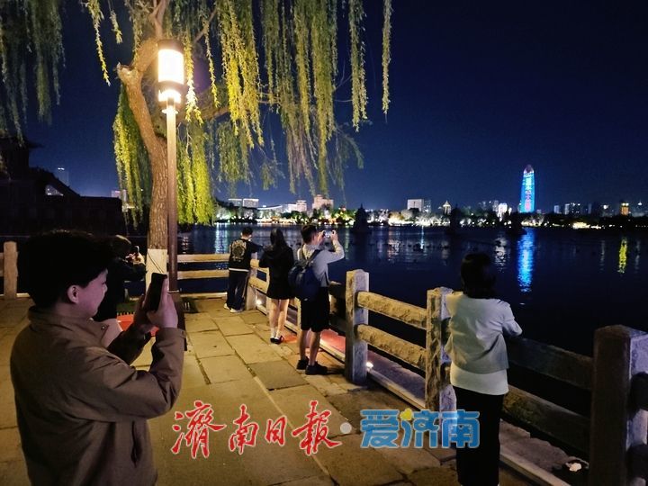 一年四季 泉在济南丨流光溢彩醉游人 大明湖夜景成市民游客打卡热门地