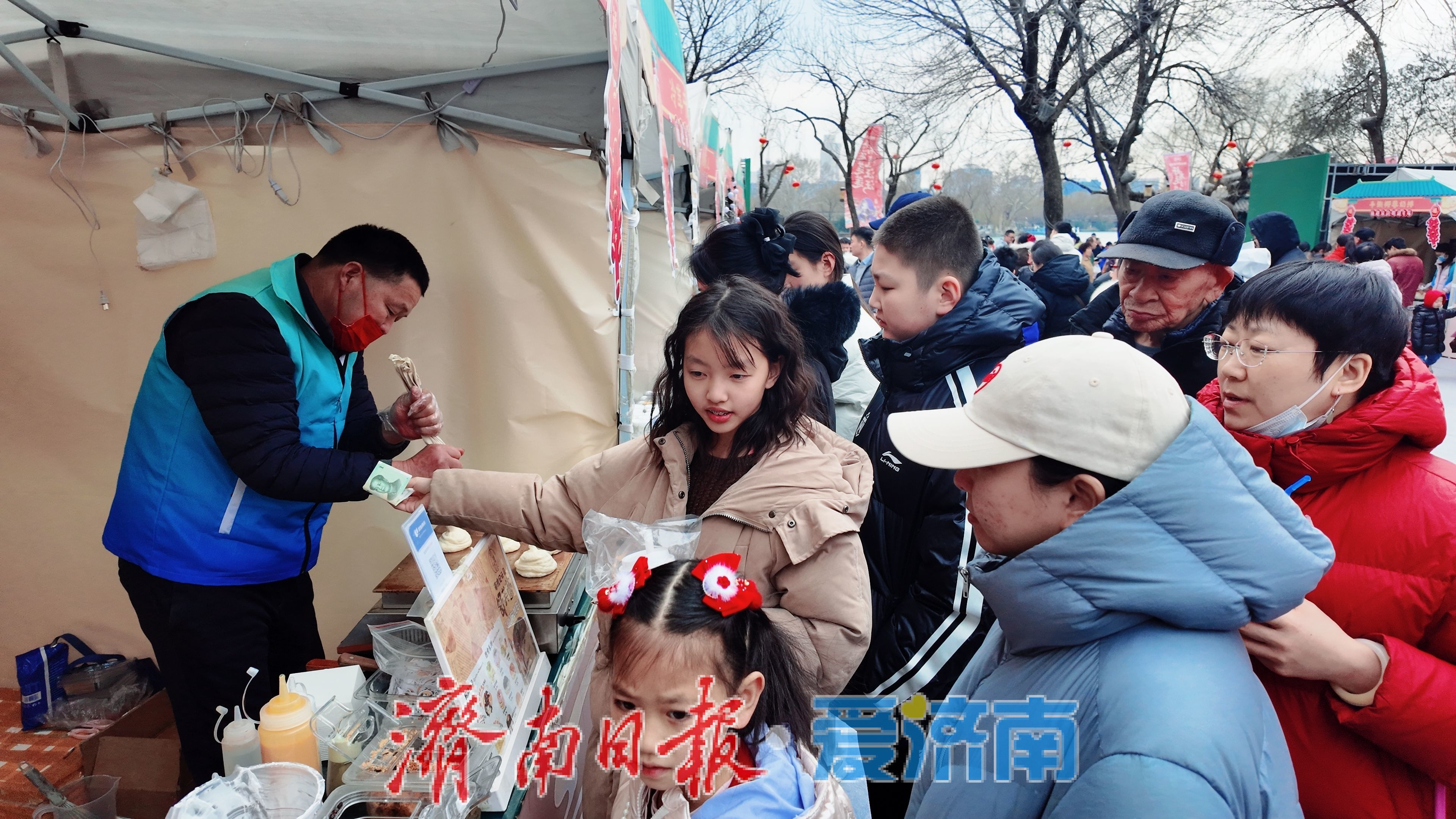 大明湖人流如织，市民游客湖畔“沉浸式”过大年