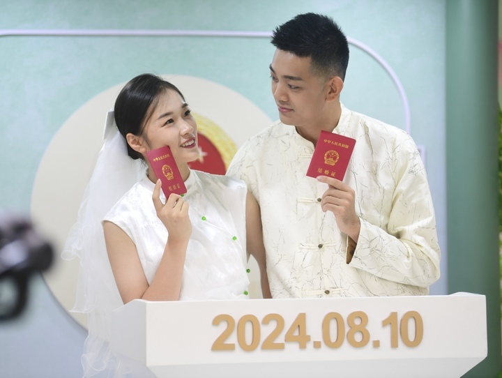 “七夕”有情 商场也能领结婚证啦