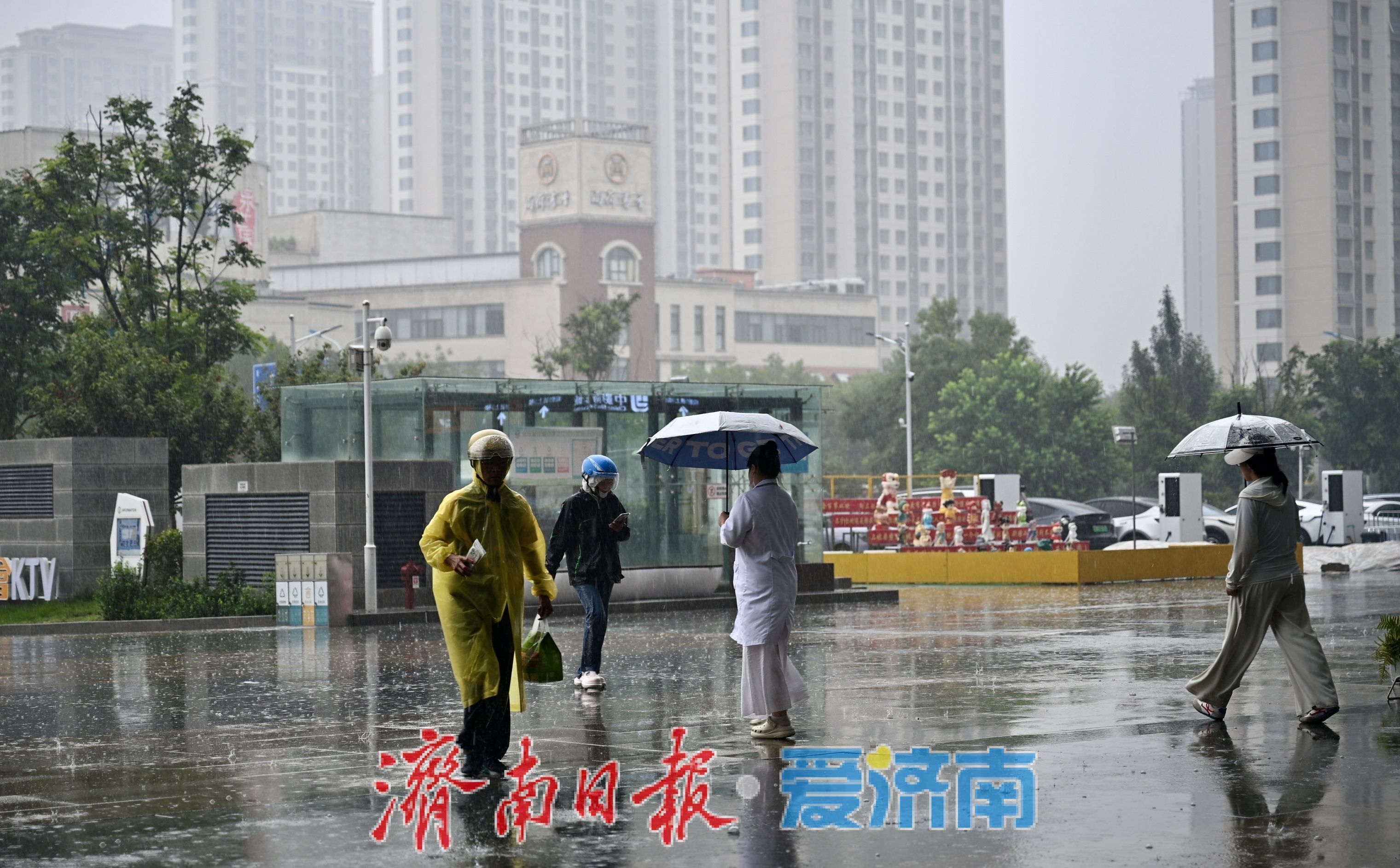 秋雨润泉城，济南午后切换“凉爽模式”