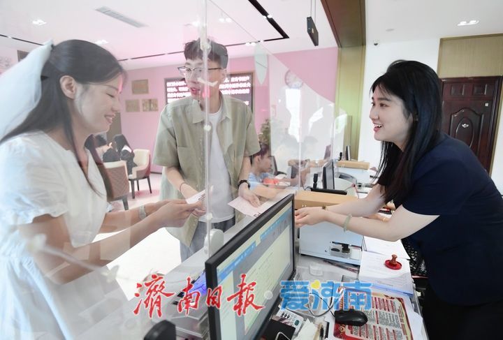 以爱筑家向新而行，集体颁证仪式为“520”增添别样浪漫
