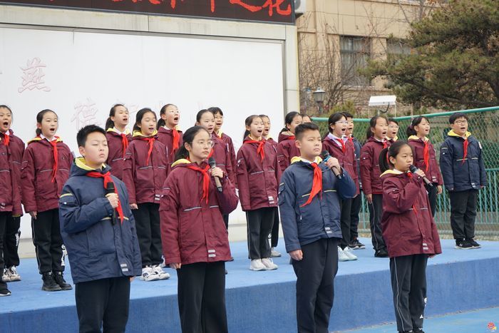 济南市历下区燕山小学开展爱国主义教育：一朵紫金草，绽放和平之花