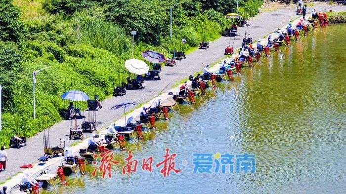 一竿垂钓激活休闲新消费 济南小清河畔“钓鱼经济”持续升温