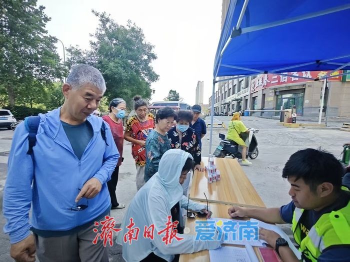 济南配售型保障房样板间陆续开放，市民排队看房人气火爆