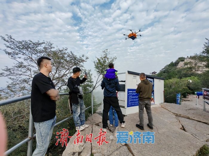 泉城秋日现“空中快递员”，千佛山无人机外卖航线引围观