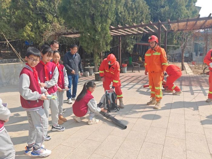 高新区景汇小学师生家长走进高新区森林防灭火大队基地学习森林防灭火知识