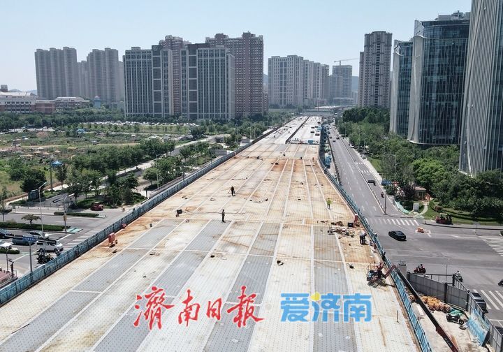 济南凤凰黄河大桥南延工程首跨跨路钢箱梁已顺利安装
