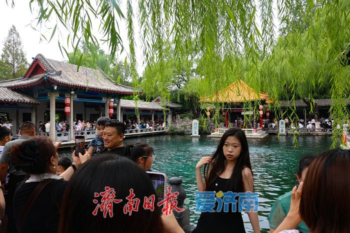 一年四季 泉在济南丨暑期尾声，趵突泉公园游人如织热度不减