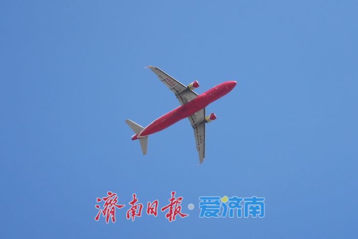 寻一个最美角度与飞机同框，市民“追机”热情高涨