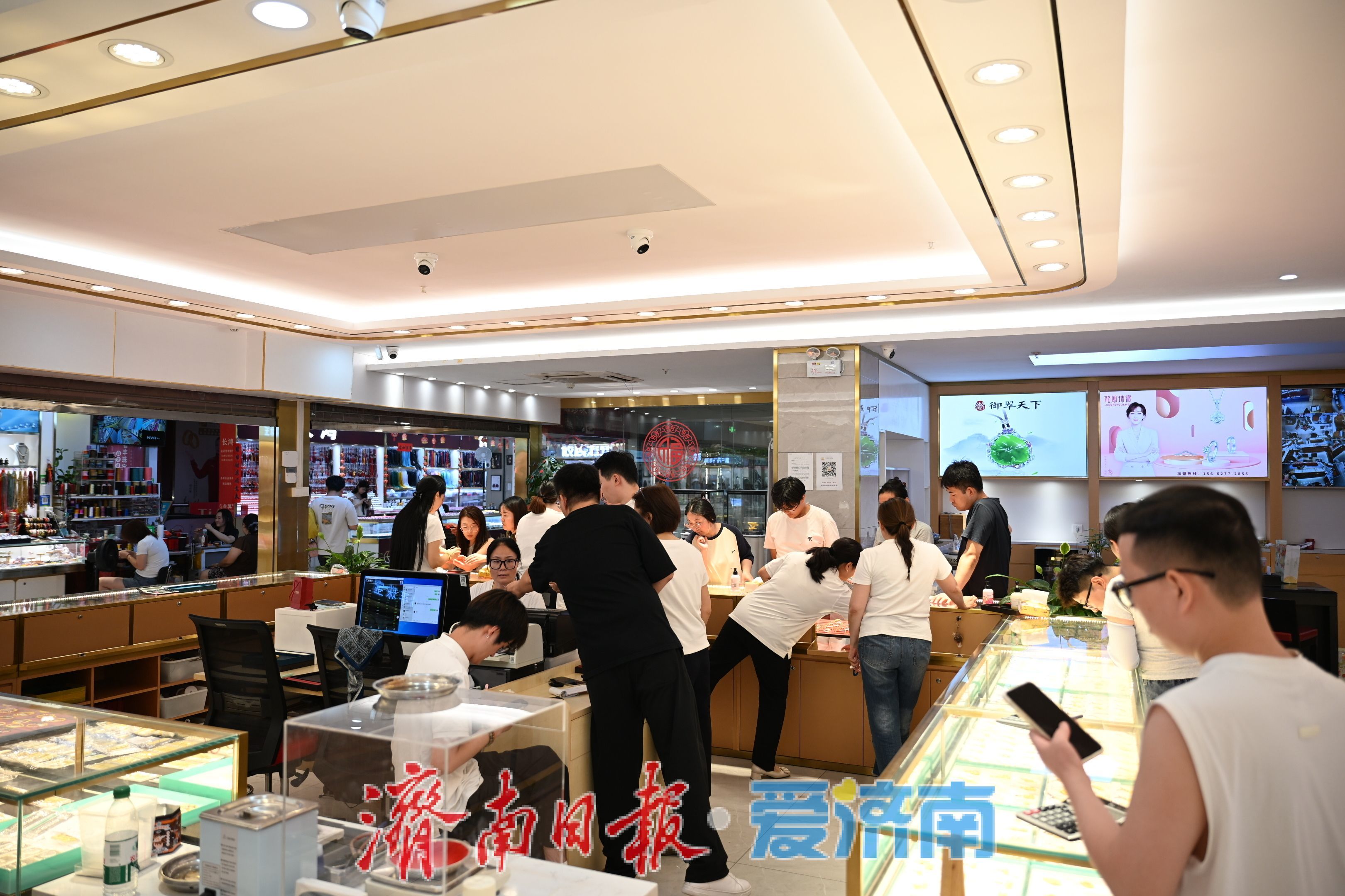 金价回落带热黄金消费，山东国际珠宝交易中心迎来选购小高峰