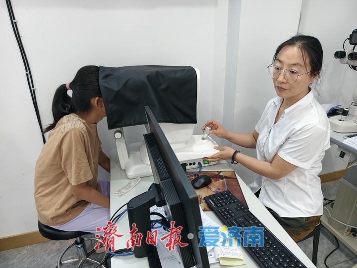 开学临近 眼科配镜迎来暑期小高峰