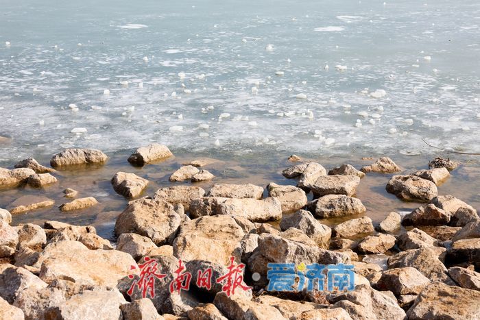 冰锁湖面藏清韵 彩虹湖闲享冬日时光