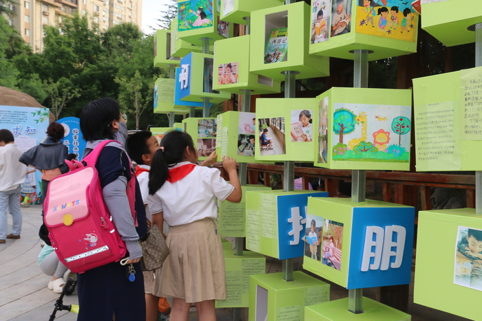 展示学生手工作品 高新区雅居园小学举办社区展览