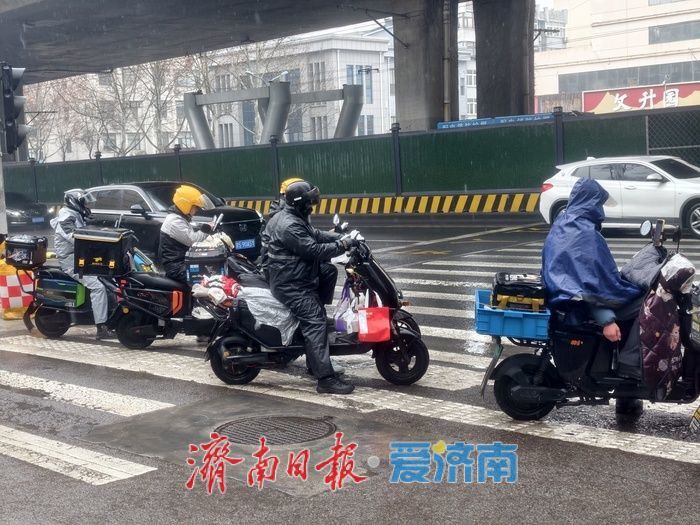 二环东路百花公园东门人行过街天桥主体桥墩成型
