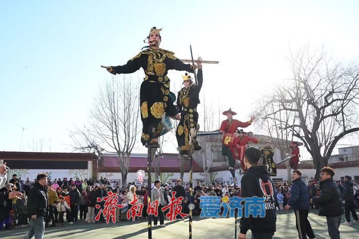 新春走基层丨济南小米高跷队正月巡演 传统技艺舞动泉城年味