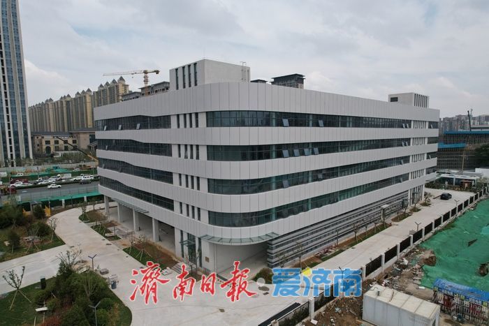 济南凤凰路停车楼整体建成，投用后将缓解周边停车难问题