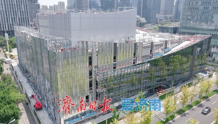 项目强省会｜济南中央商务区艺术剧院项目外立面玻璃幕墙安装已达八成