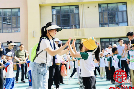 走，一起“趣”登山——市中区福景幼儿园第二届亲子登山节活动