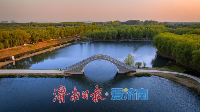 水天一色！济南小清河源头湿地公园邂逅绝美落日